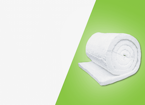 Um rolo de manta de isolamento térmico branca, com textura fibrosa, parcialmente desenrolado sobre um fundo verde.