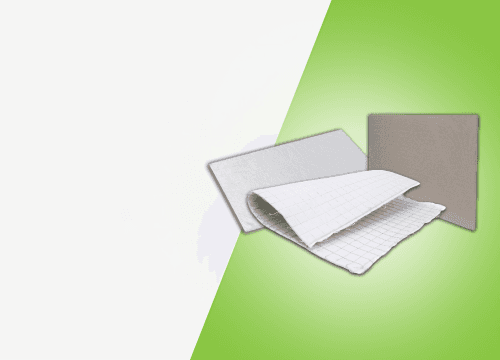 Três amostras de materiais de isolamento térmico: uma manta flexível branca acolchoada dobrada no centro e duas placas rígidas retangulares ao fundo.